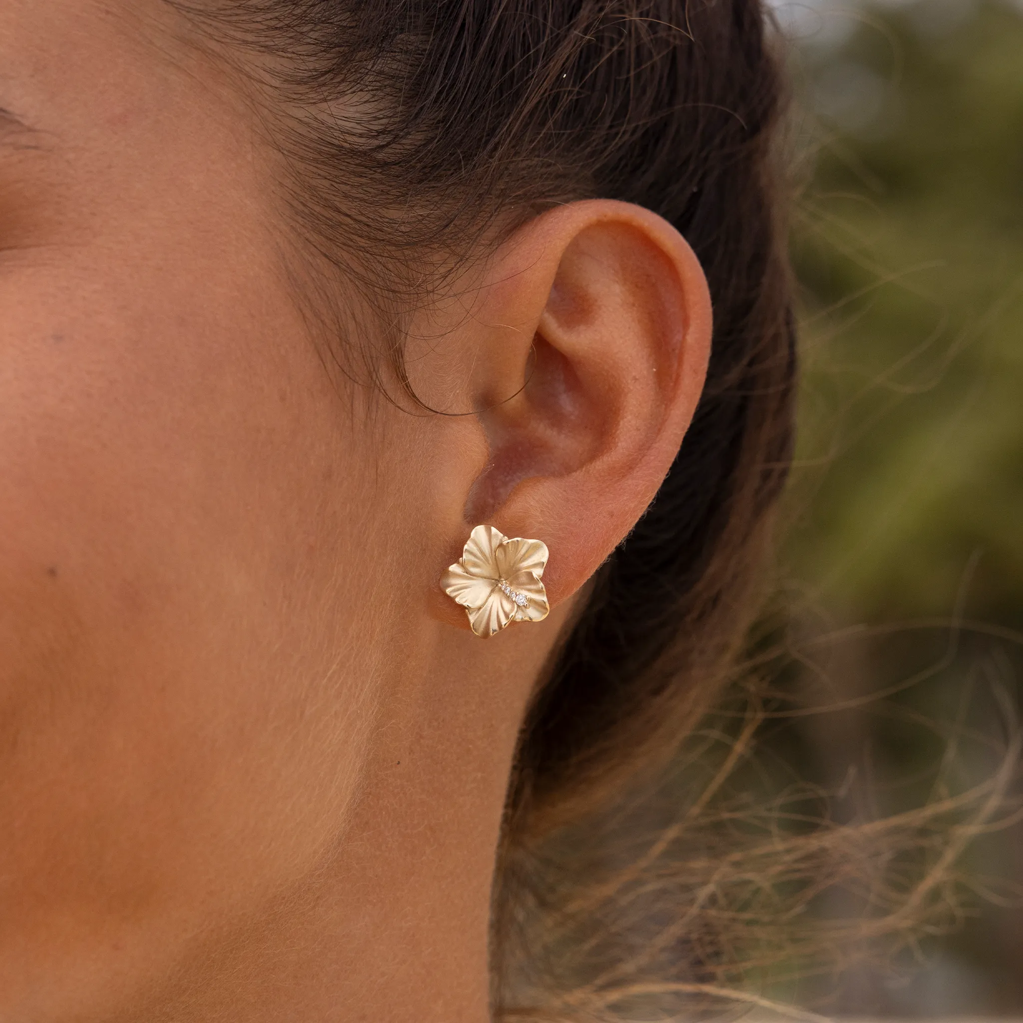 Hawaiian Gardens Hibiscus Earrings in Gold with Diamonds - 14mm